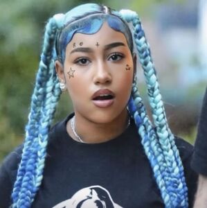 North West, hija de Kim Kardashian, genera debate por su look con tatuajes y piercings en TikTok (Foto de Instagram modificada con IA)