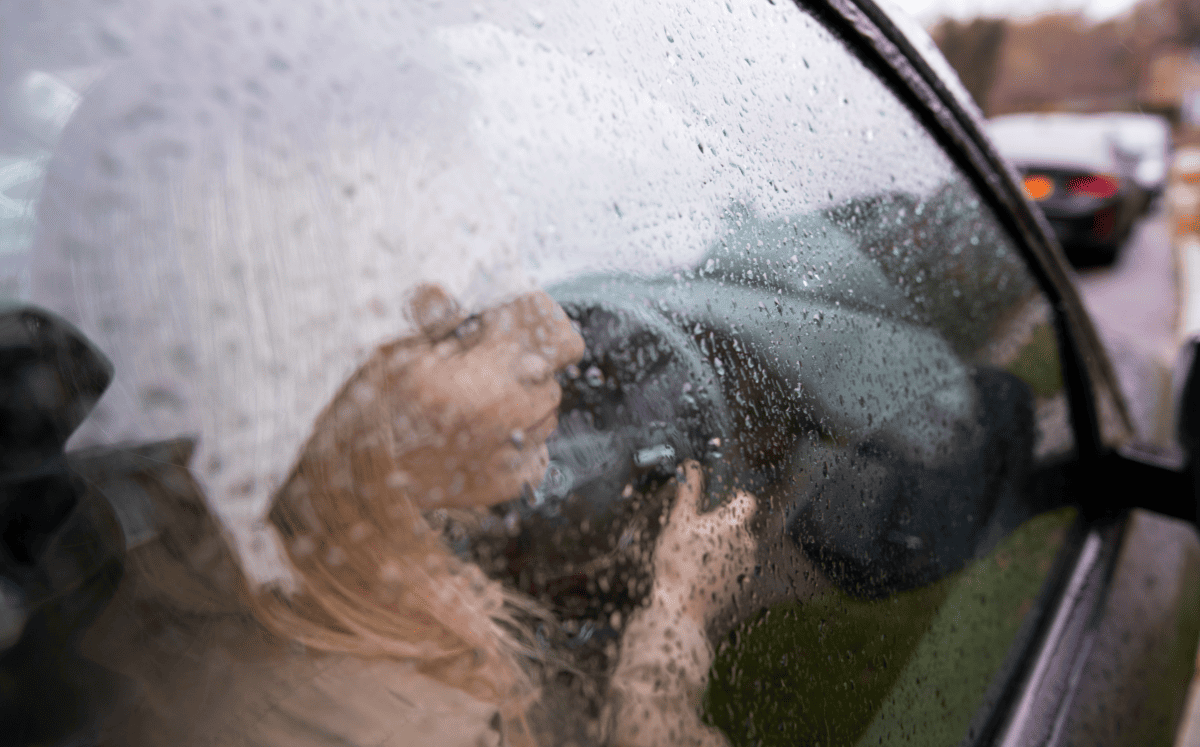 Así es como puedes desempañar los vidrios del auto sin usar el aire acondicionado (Foto: Freepik)
