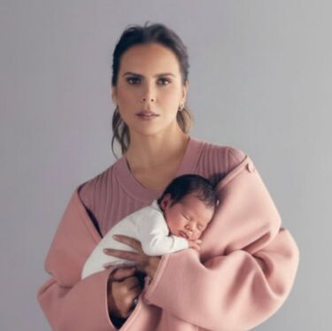 Kate del Castillo causa polémica al presentar a su bebé reborn hiperrealista (Foto de Instagram modificada con IA)