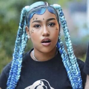 North West, hija de Kim Kardashian, genera debate por su look con tatuajes y piercings en TikTok (Foto de Instagram modificada con IA)