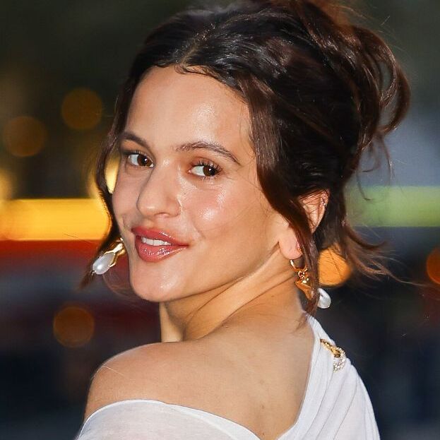 Ángela Aguilar habría seguido la misma estrategia que Rosalía (Getty Images)