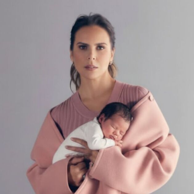 Kate del Castillo causa polémica al presentar a su bebé reborn hiperrealista (Foto de Instagram modificada con IA)