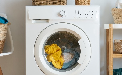 ¿Cuál es la mejor hora para usar la lavadora y gastar menos luz? (Foto: Getty)
