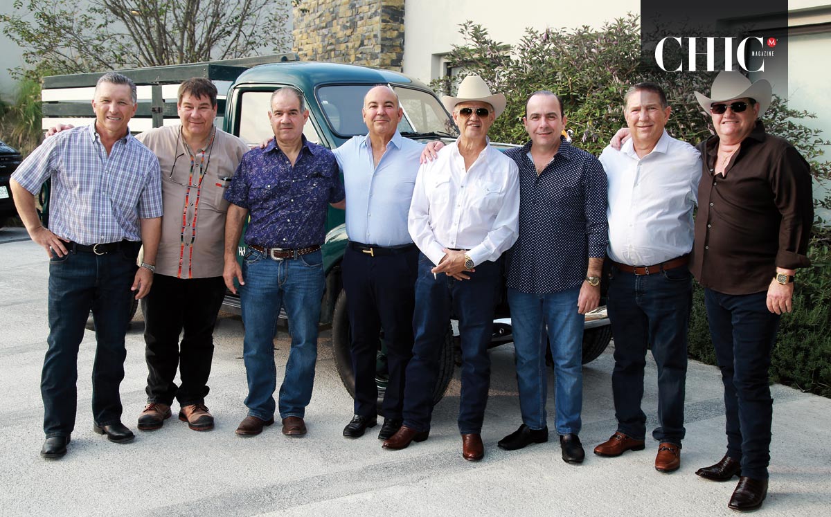 Luis Flores, Julián Flores, Gerardo Flores, Omar Tamez, Ramón Flores, Jesús Tamez, Toño Treviño y Miguel Ángel Flores