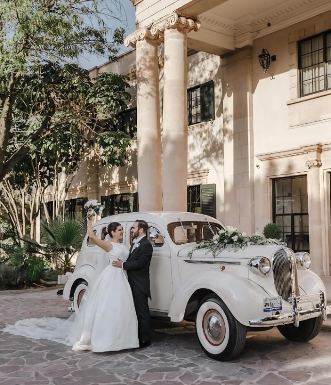 Entre molduras doradas y jardines en flor, se erige como el ícono del glamour leonés. (Cortesía)