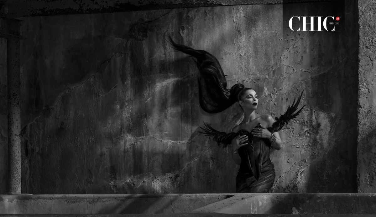 Morticia revive en la mirada de Connie Dávalos, símbolo de poder y serenidad