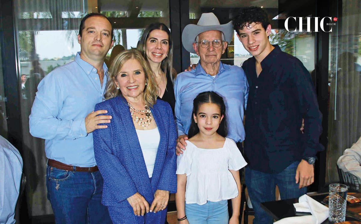 Óscar Salinas, Diana Flores, Angie Villarreal, Florencio Flores, Óscar Salinas y Ana Sofía Salinas