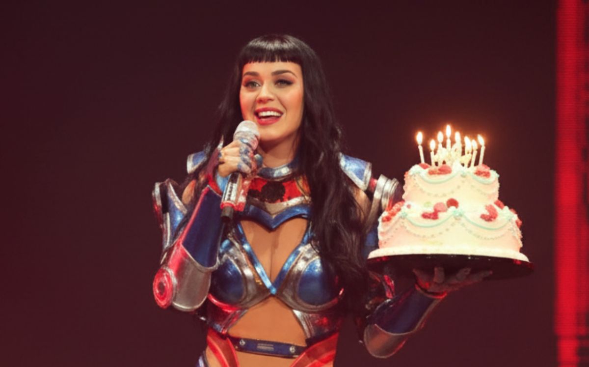 Katy Perry celebró su cumpleaños con una broma que le ha generado críticas (IA)