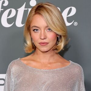 Sydney Sweeney eleva el vestido transparene en evento de Variety (Foto: Getty)