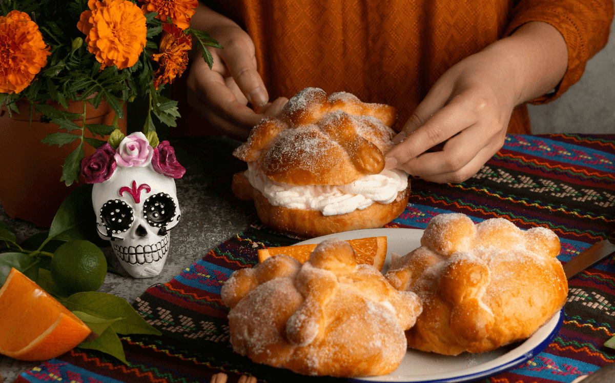 No te comas los alimentos de la ofrenda de Día de Muertos que quitas; esto es lo que dice la creencia sobre el motivo (Foto: Freepik)