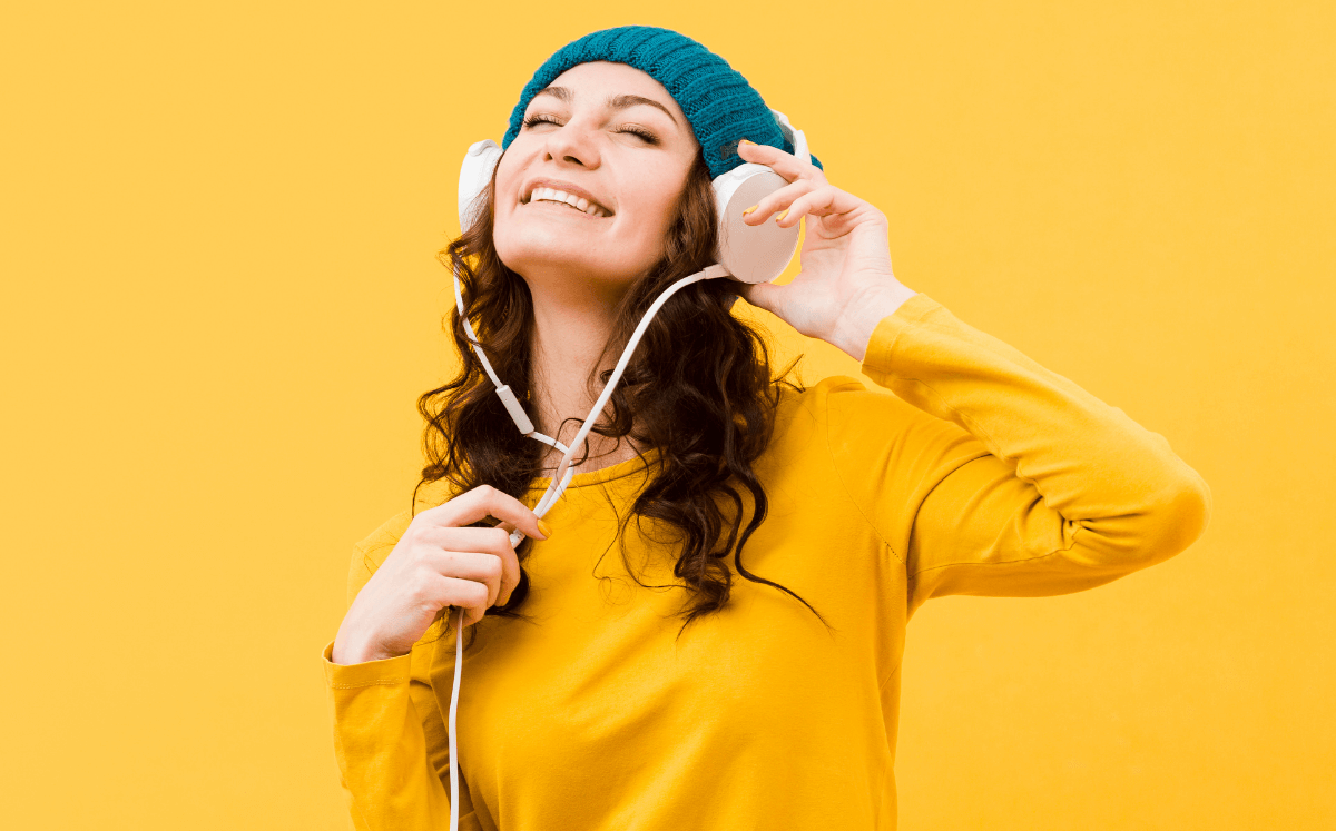 ¿Por qué escuchas la misma canción una y otra vez? Este sería su significado según la psicología (Foto: Freepik)