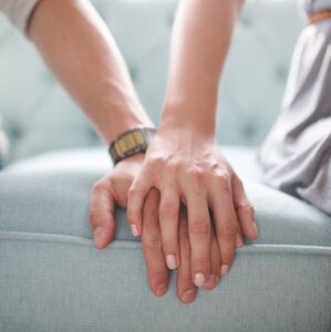 Descubre por qué muchas mujeres evitan mostrar a su pareja en redes y qué dice la psicología sobre este cambio cultural (Getty Images)