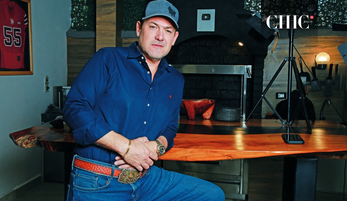 El creador detrás de El Más Salsa combina técnica, intuición y amor por la cocina mexicana en cada preparación / Foto: Roberto Alvarado