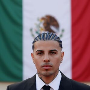 Rauw Alejandro llega a México con su gira “Cosa Nuestra”. Descubre fechas, setlist y tips para disfrutar su concierto (IA)