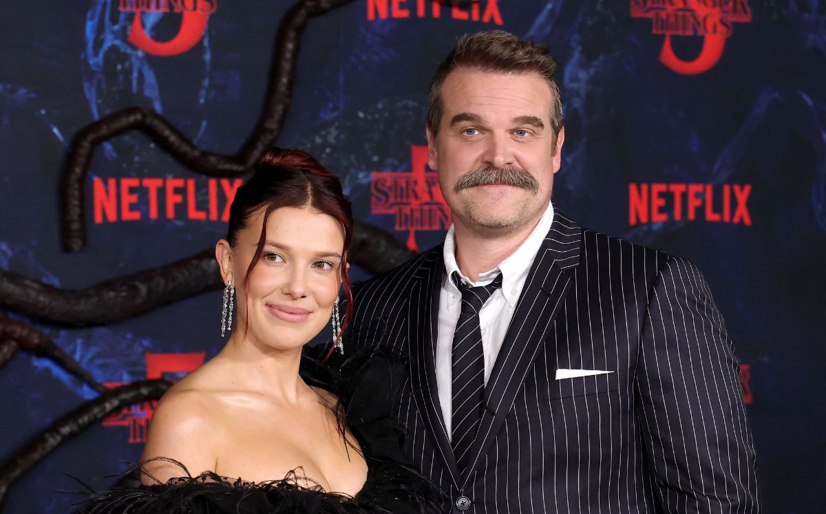 Millie Bobby Brown y David Harbour sorprenden al posar juntos tras los rumores de una denuncia “Stranger Things” (Getty Images)