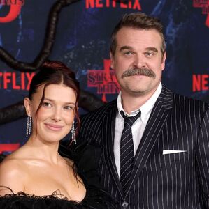 Millie Bobby Brown y David Harbour sorprenden al posar juntos tras los rumores de una denuncia “Stranger Things” (Getty Images)