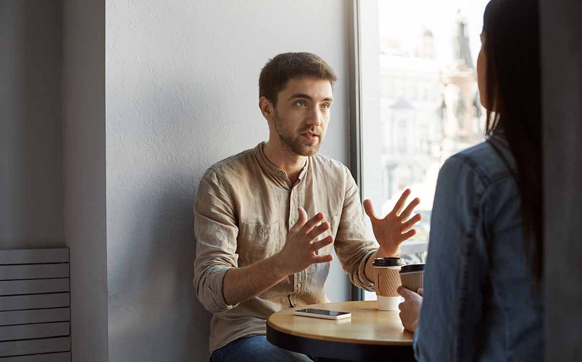 La lingüística explica que las muletillas cumplen funciones comunicativas importantes. (Foto: Freepik)