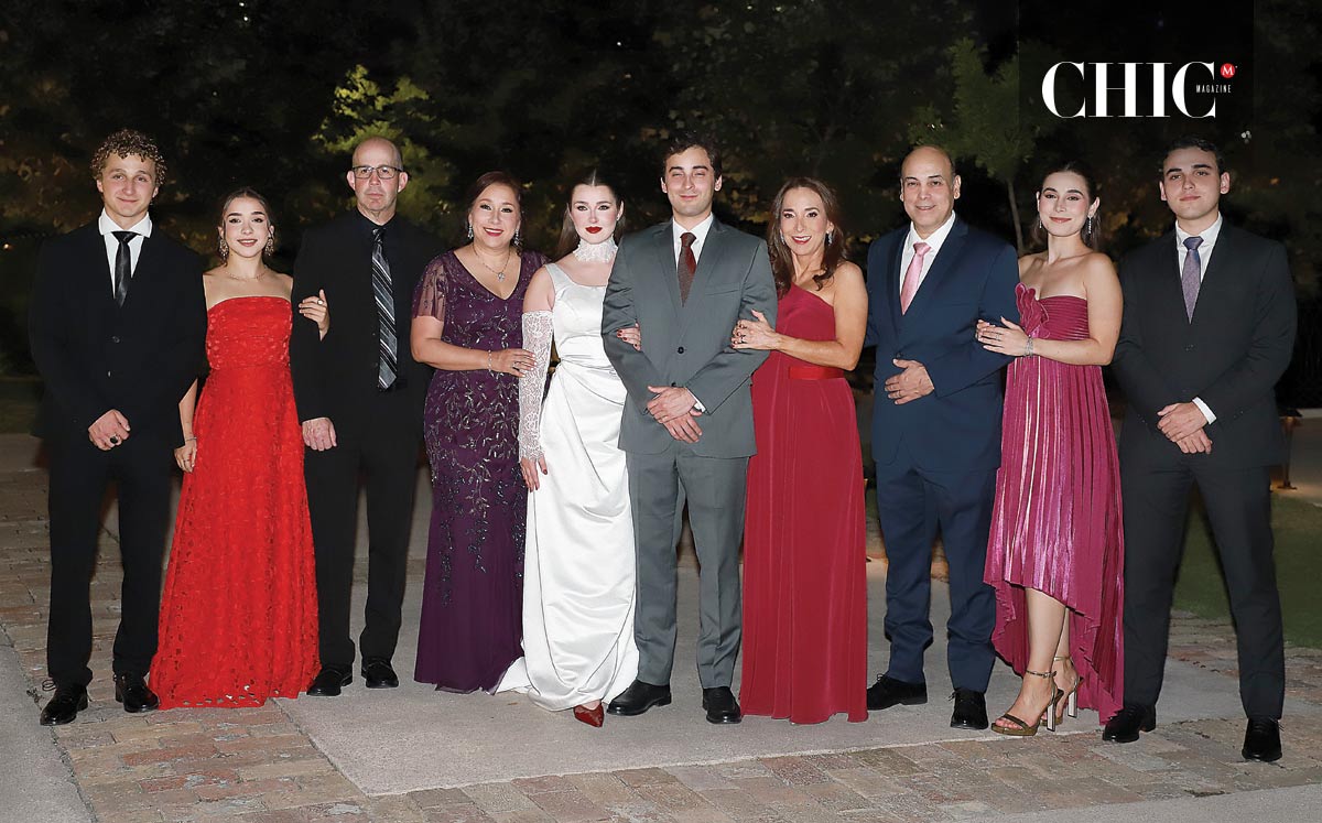 Los novios junto a sus familias