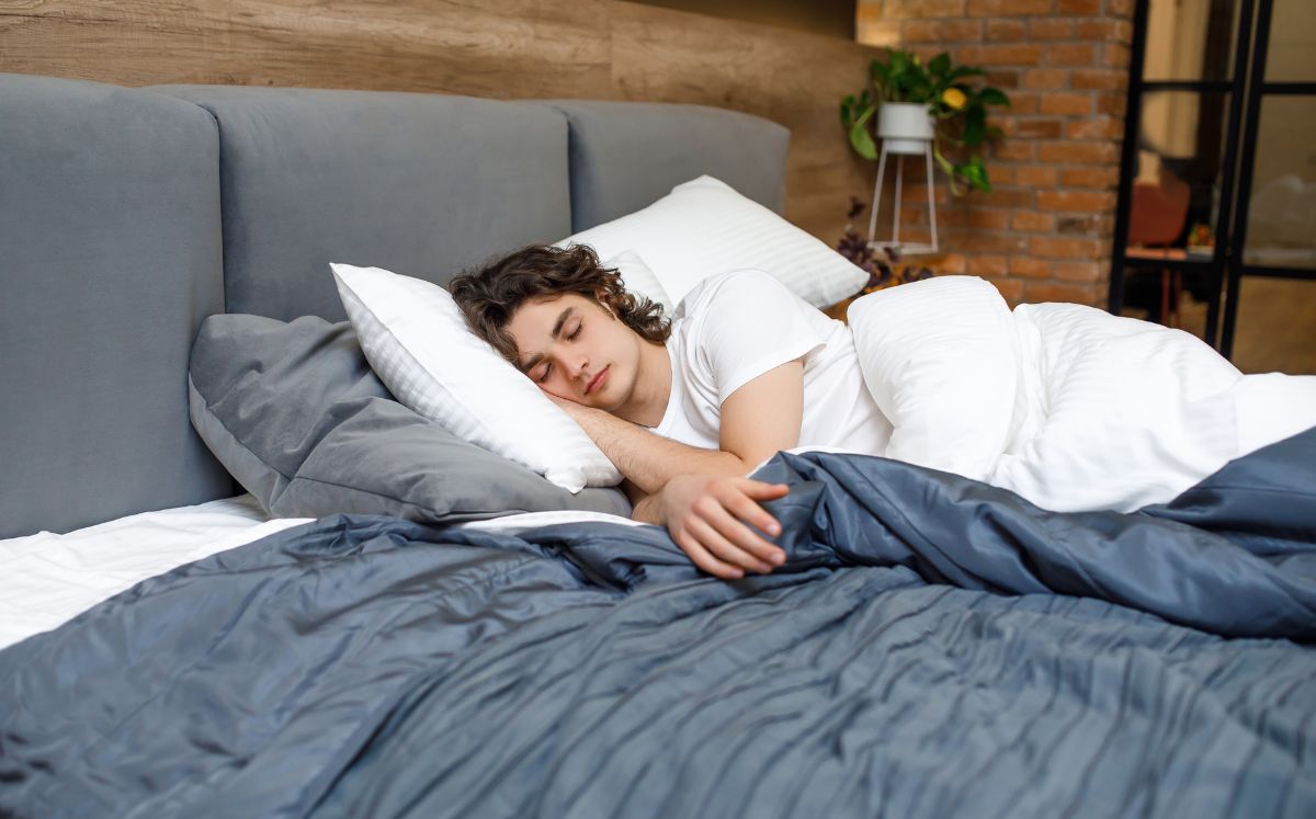 ¿Por qué necesitas una manta o sábana para dormir?  (Foto: Freepik)