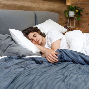 ¿Por qué necesitas una manta o sábana para dormir?  (Foto: Freepik)