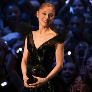 Ariana Grande vive fuerte susto con un fan que intentó agarrarla, ¡y Cynthia Erivo tuvo que protegerla! (Foto: Getty Images)