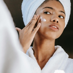 Así es como puedes lograr un maquillaje con acabado natural, teniendo piel mixta (Pexels)