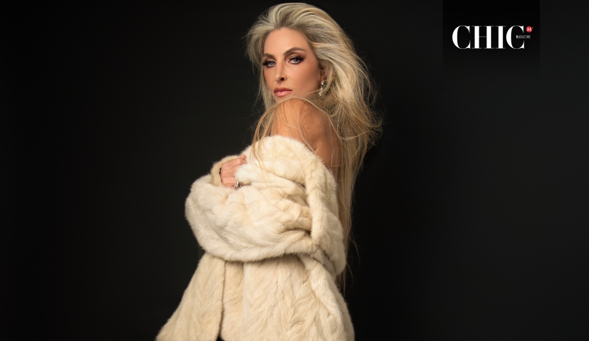 Con una presencia magnética, Francis redefine el otoño–invierno al fusionar moda, intención y una actitud que llena el encuadre