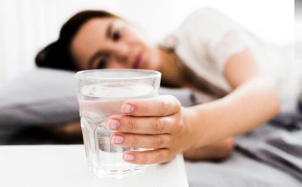 ¿Se puede tomar agua después de las 8 de la noche? (Foto: Freepik)