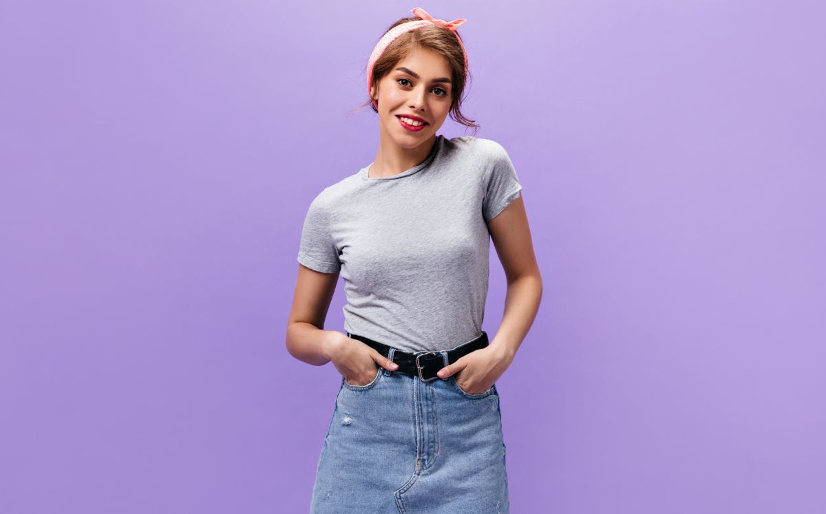 Este sería el significado cuando una persona habla con las manos en los bolsillos, según la psicología (Foto: Freepik)