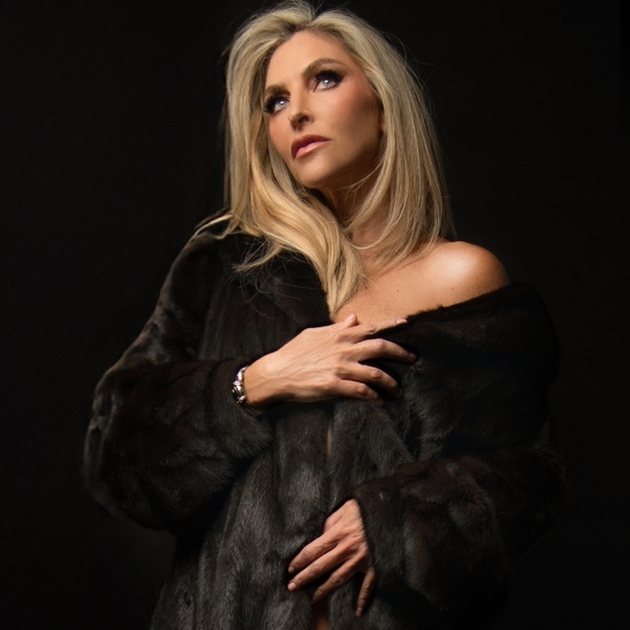 Su energía, disciplina y autenticidad se reflejan en cada imagen, mostrando a una mujer que domina la estética sin perder su esencia