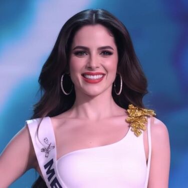 Fátima Bosch desfila en traje de baño en Miss Universo 2025 (Foto: Youtube)