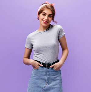 Este sería el significado cuando una persona habla con las manos en los bolsillos, según la psicología (Foto: Freepik)