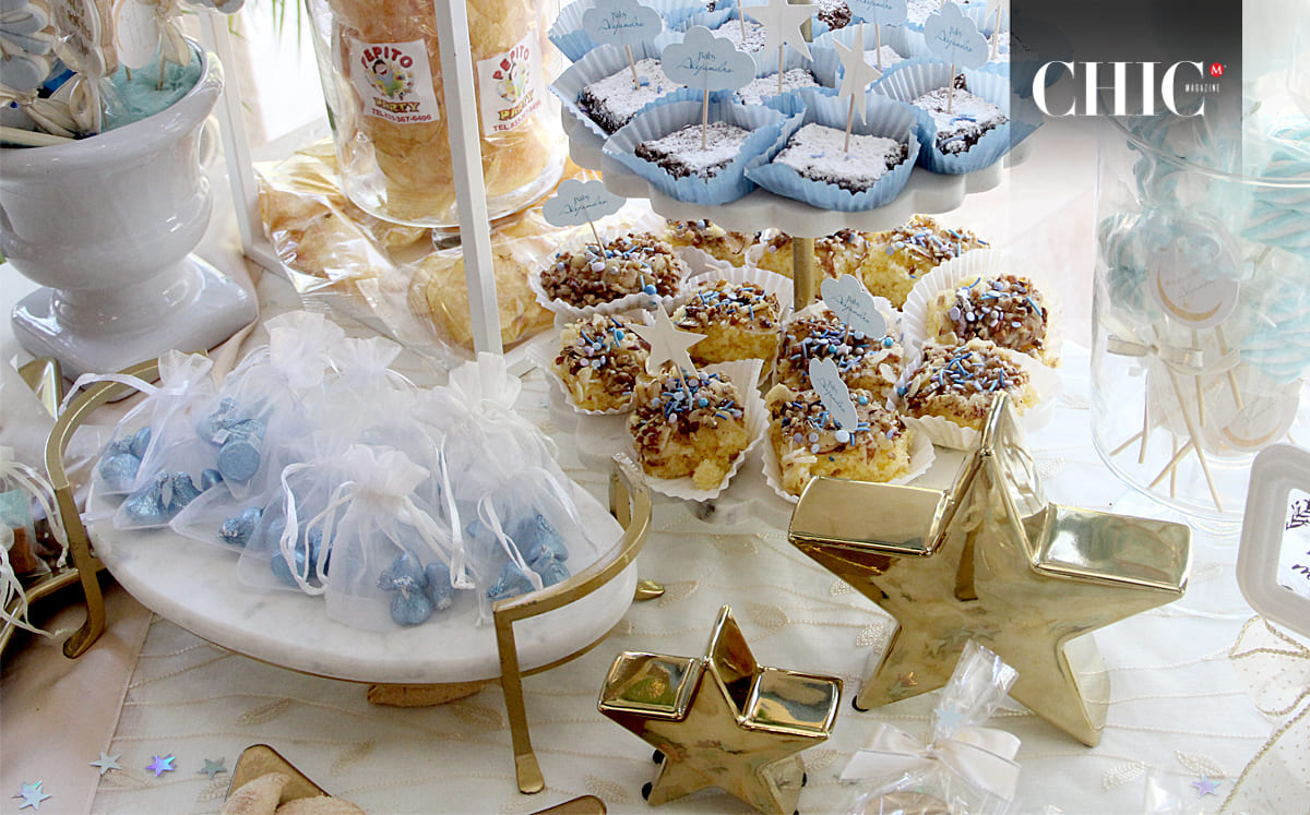 ajo la temática Twinkle, Twinkle, Little Star, el lugar lució una decoración con estrellas y nubes en tonos azul