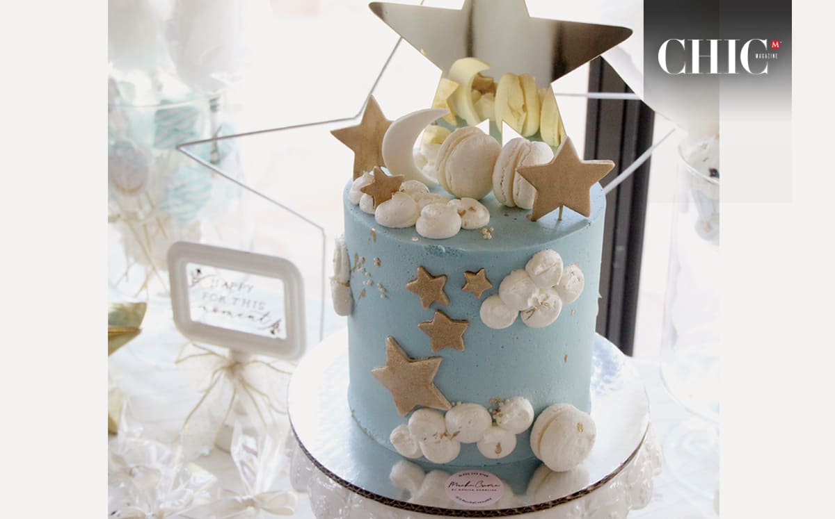 El pastel contó con macarons y estrellas doradas