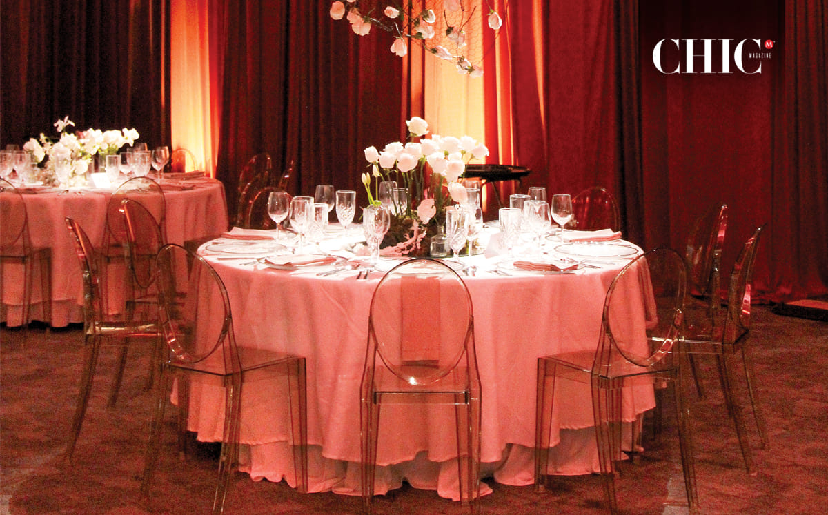 La mesa estuvo llena de  orquídeas, hortensias y rosas