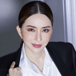 Tailandia emite orden de arresto contra Anne Jakrajutatip por un caso de presunto fraude financiero (X)
