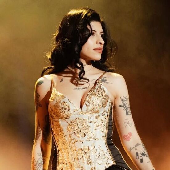 Cazzu responde a críticas contra Christian Nodal en pleno concierto (Fto: Instagram/Getty)