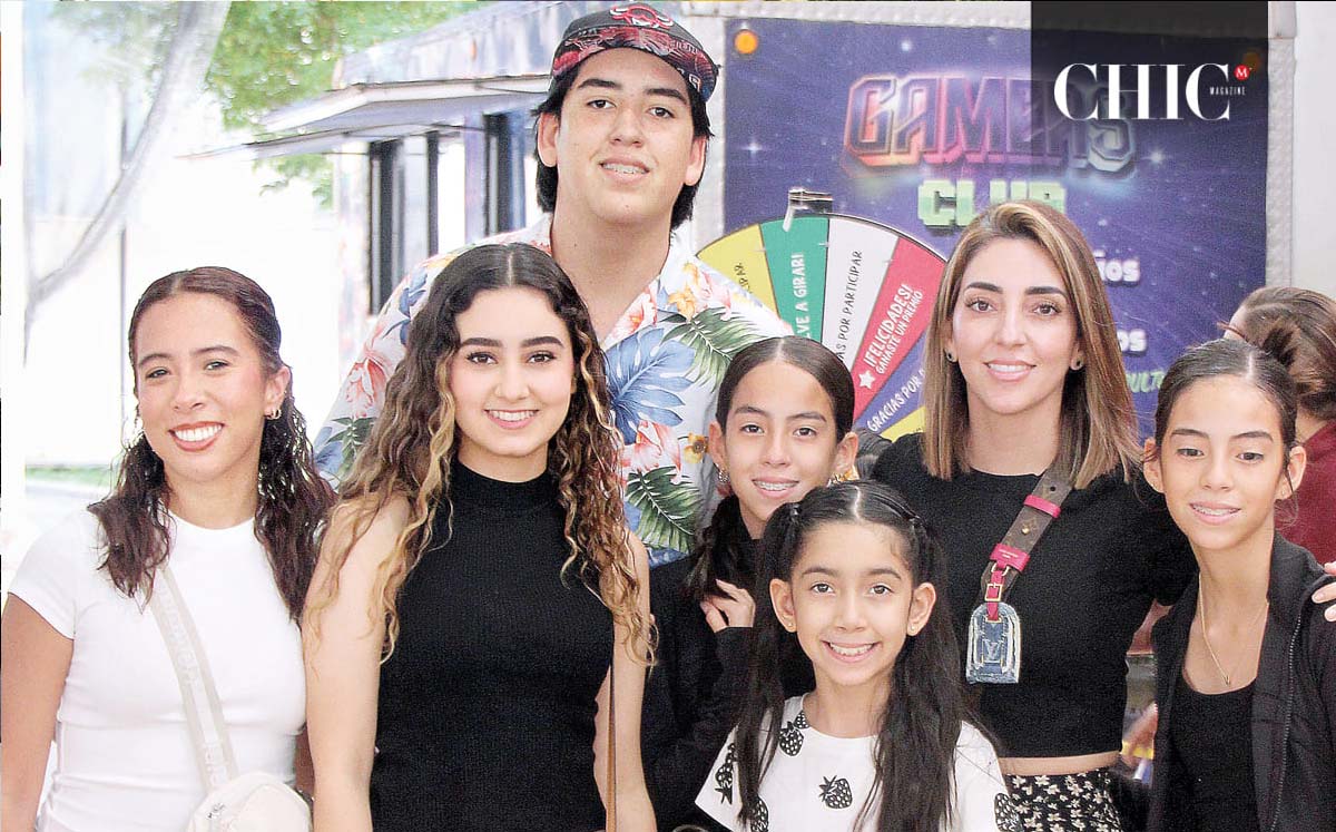 Sofia Cardenas, Elvira Romero, Roberto Perez, Ana Victoria Perez, Elena Perez, Gaby Trueba, Luisa Perez