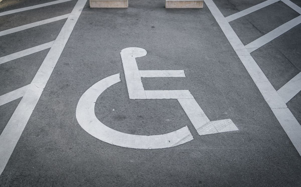 ¿Qué pasa si te estacionas en un lugar exclusivo para personas con discapacidad?  (Foto: Freepik)