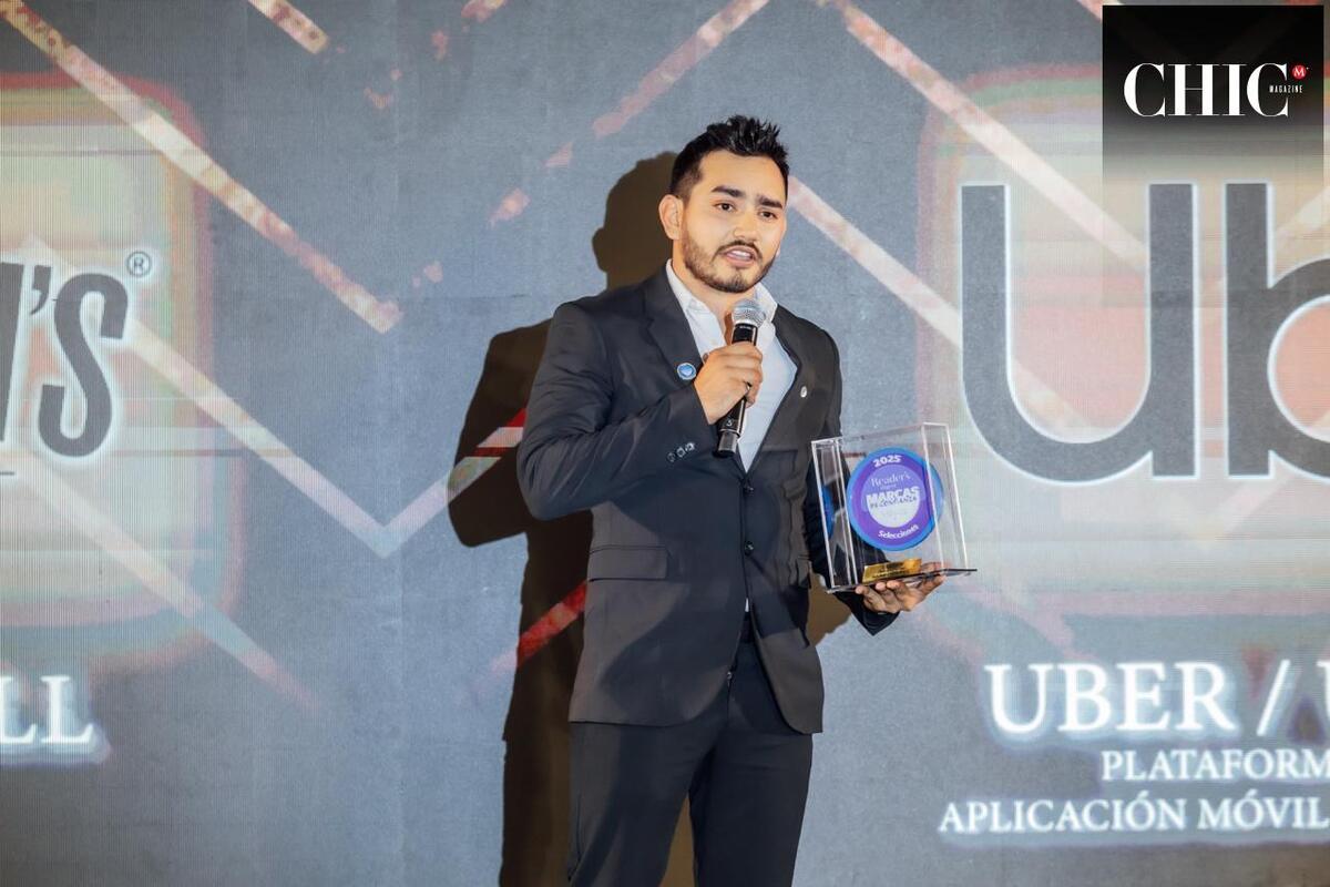 Rodrigo Jiménez, Gerente de Comunicación y Prensa, recibiendo el galardón. (Cortesía)