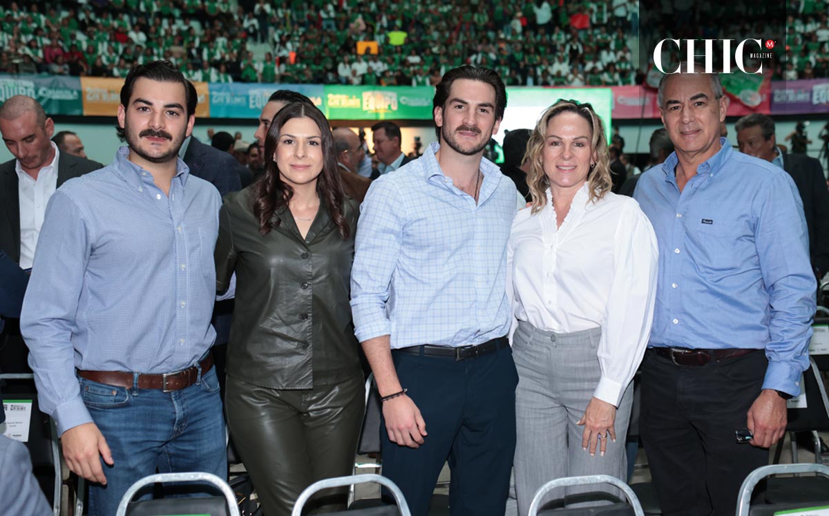 Raúl Salinas, Ivonne Salinas, Andrés Salinas, Ivonne Espinoza y Raúl Salinas