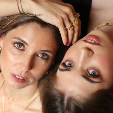 Mónica Sada y sus hijas dan vida a Sorela, un proyecto de intención y estilo. / Foto: Daniel Saldívar