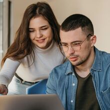 La propuesta de Sheinbaum para reducir la jornada laboral a 40 horas avanza con cambios graduales y sin afectar salarios (Freepik)