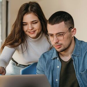 La propuesta de Sheinbaum para reducir la jornada laboral a 40 horas avanza con cambios graduales y sin afectar salarios (Freepik)