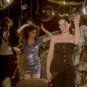 Levi’s impone tendencia: prendas amplias y versátiles para celebrar con estilo