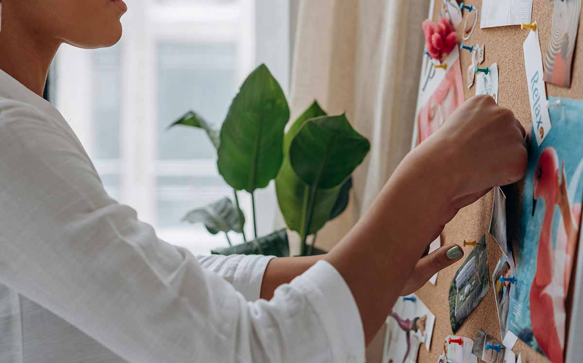 Un visión board funciona como un recordatorio constante para mantenerte enfocado. (Foto: Pexels)