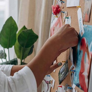 Un visión board funciona como un recordatorio constante para mantenerte enfocado. (Foto: Pexels)