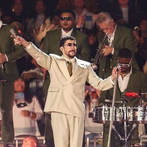 Bad Bunny sufre caída en su primer concierto en México; así fue el momento (Foto: Reuters)