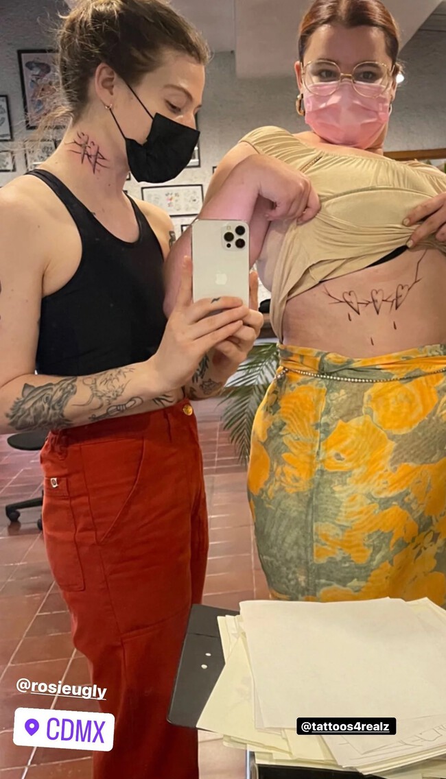 Tatuaje de Elle Puckett y Barbie Ferreira (Instagram)