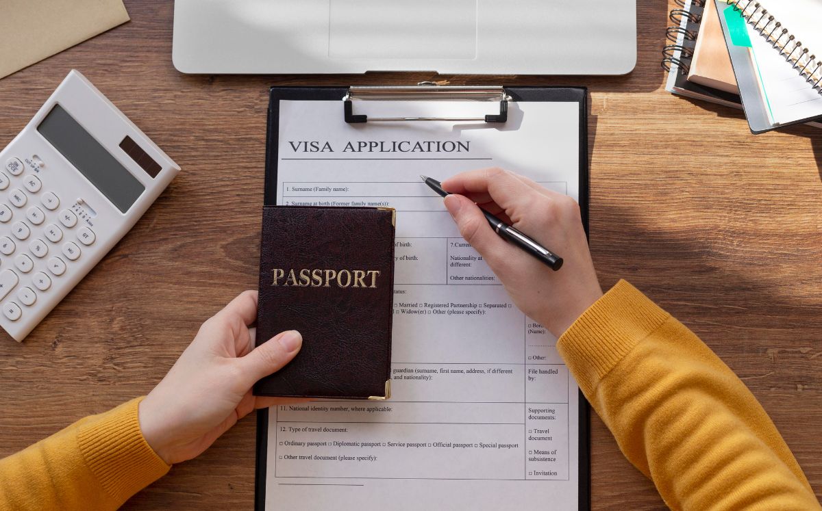 ¿Cuánto dinero necesitas tener ahorrado para la visa americana en 2026? Esto debes saber (Foto: Freepik)